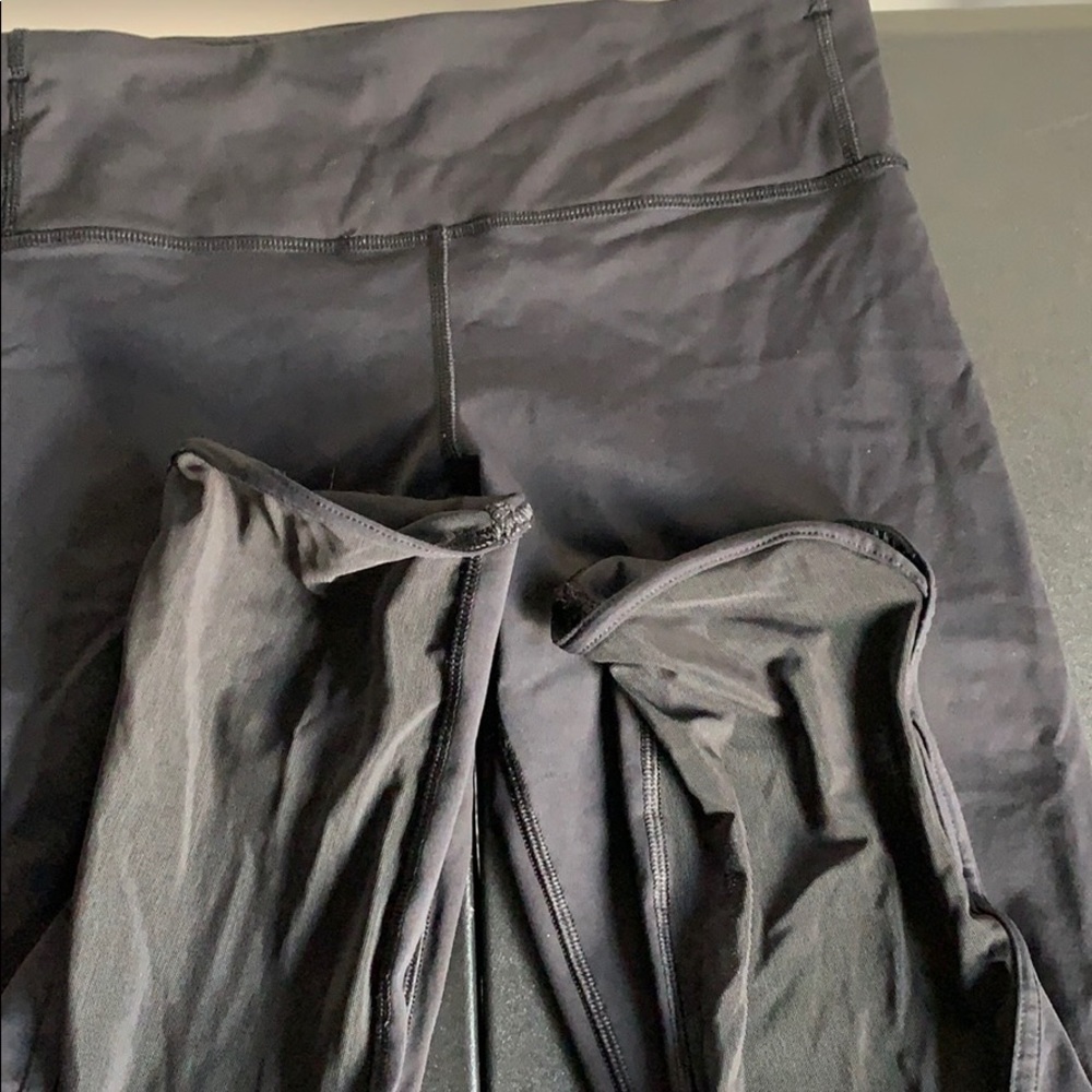 Size 6 crops. Mesh detail. No pilling.